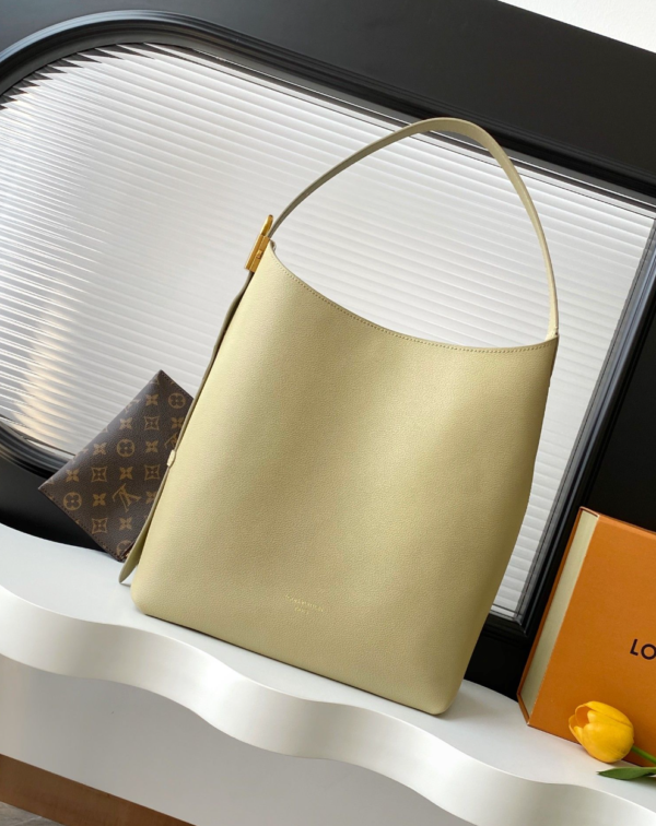 Louis Vuitton M24988 Handbag