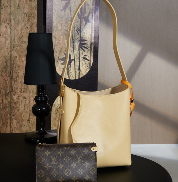Louis Vuitton M25353 Handbag