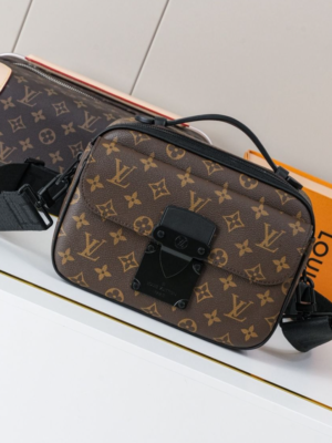 Louis Vuitton Messenger Bag