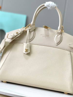 Louis Vuitton M22927 Handbag 白